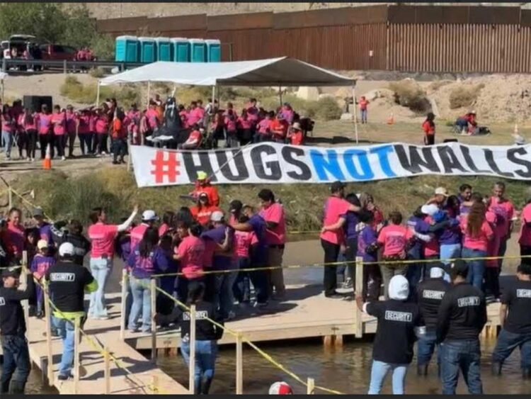 Cientos de familias se abrazan en la frontera México-EU: #Hugs Not Walls