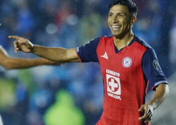 Cruz Azul derrota 2-0 a Santos Laguna y se afianza como líder del torneo