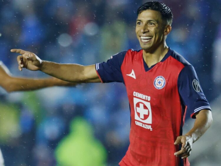 Cruz Azul derrota 2-0 a Santos Laguna y se afianza como líder del torneo