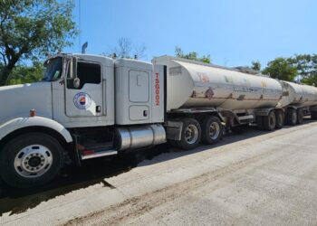 Controla Protección Civil fuga de combustible en camión-cisterna en Eje Vial y Libramiento de Cd. Victoria