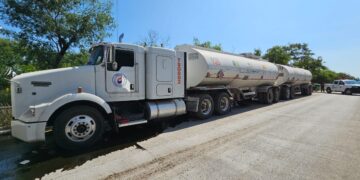 Controla Protección Civil fuga de combustible en camión-cisterna en Eje Vial y Libramiento de Cd. Victoria