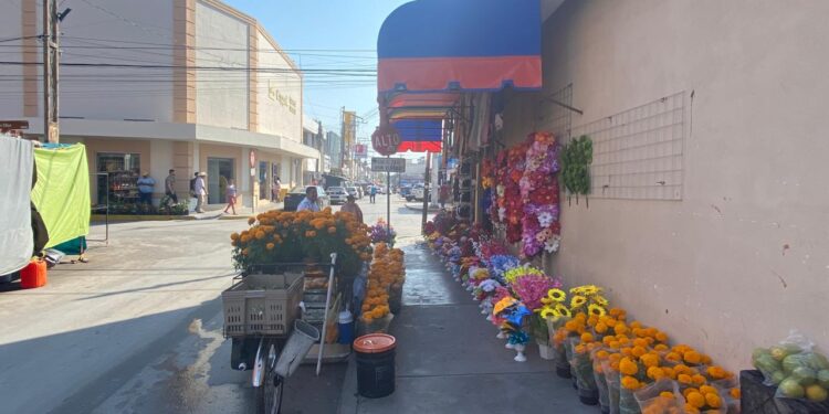 Victorenses entre flores y sepulcros para recordar a sus fieles difuntos