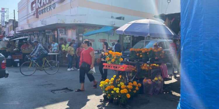 Victorenses entre flores y sepulcros para recordar a sus fieles difuntos