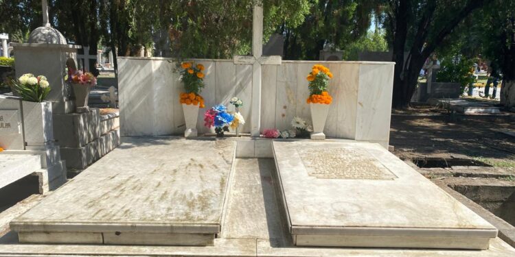 Victorenses entre flores y sepulcros para recordar a sus fieles difuntos