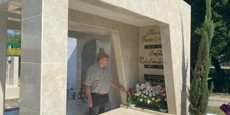 Victorenses entre flores y sepulcros para recordar a sus fieles difuntos