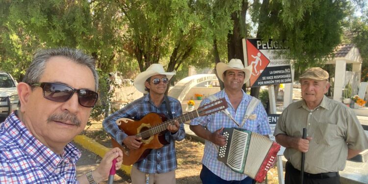 Victorenses entre flores y sepulcros para recordar a sus fieles difuntos
