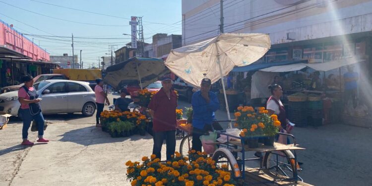 Victorenses entre flores y sepulcros para recordar a sus fieles difuntos