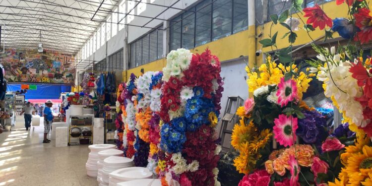 Victorenses entre flores y sepulcros para recordar a sus fieles difuntos