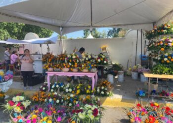 Victorenses entre flores y sepulcros para recordar a sus fieles difuntos