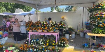 Victorenses entre flores y sepulcros para recordar a sus fieles difuntos