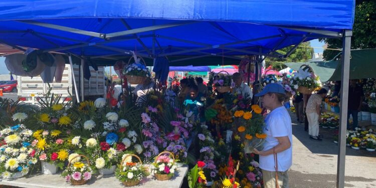 Victorenses entre flores y sepulcros para recordar a sus fieles difuntos