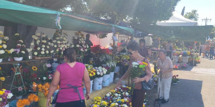Victorenses entre flores y sepulcros para recordar a sus fieles difuntos