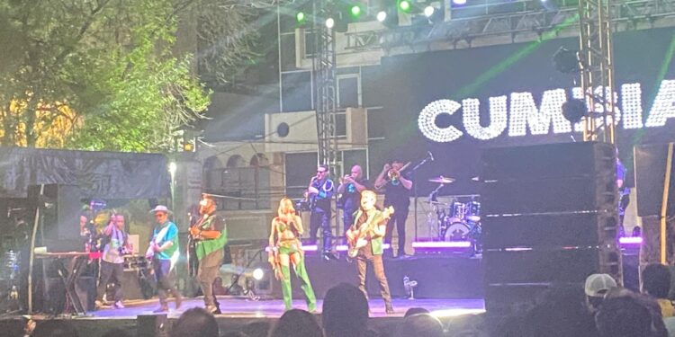 Bajan telón del XXII Festival en la Costa del Seno Mexicano; cierra al ritmo del grupo La Casetera