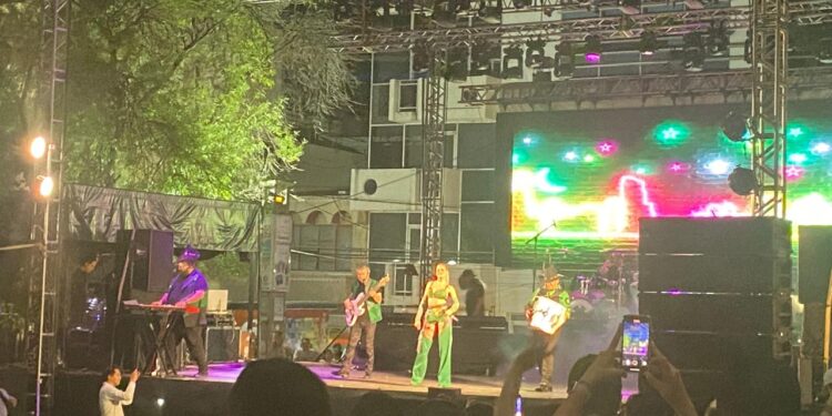 Bajan telón del XXII Festival en la Costa del Seno Mexicano; cierra al ritmo del grupo La Casetera