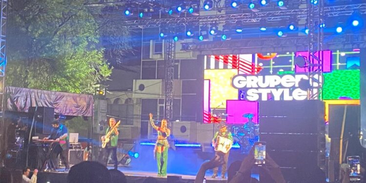 Bajan telón del XXII Festival en la Costa del Seno Mexicano; cierra al ritmo del grupo La Casetera