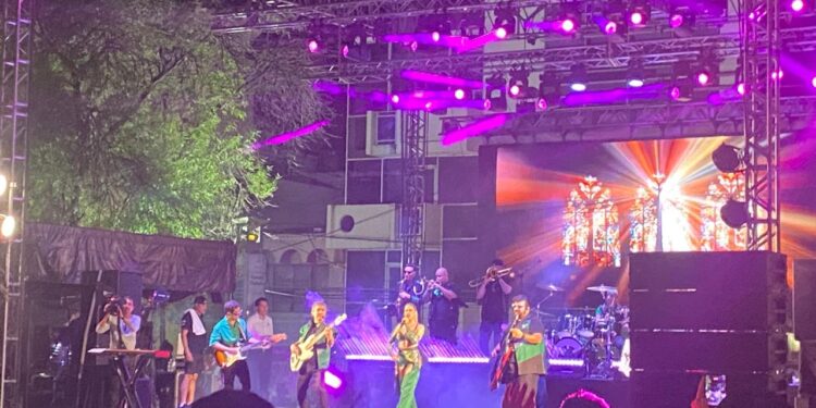 Bajan telón del XXII Festival en la Costa del Seno Mexicano; cierra al ritmo del grupo La Casetera