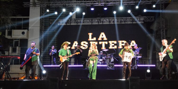 Bajan telón del XXII Festival en la Costa del Seno Mexicano; cierra al ritmo del grupo La Casetera