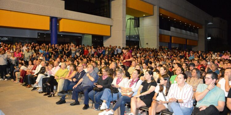 Bajan telón del XXII Festival en la Costa del Seno Mexicano; cierra al ritmo del grupo La Casetera