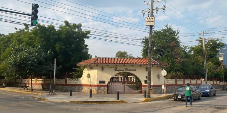 Luces y sombras del Paseo Alameda Francisco I. Madero (El 17) de Cd. Victoria, Tamaulipas