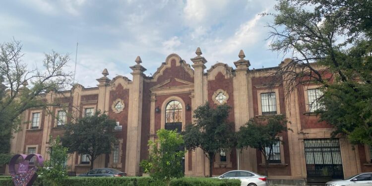 Luces y sombras del Paseo Alameda Francisco I. Madero (El 17) de Cd. Victoria, Tamaulipas