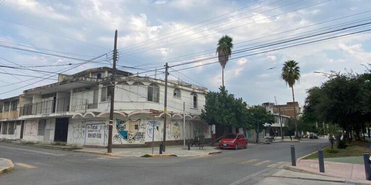 Luces y sombras del Paseo Alameda Francisco I. Madero (El 17) de Cd. Victoria, Tamaulipas