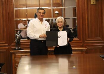 Entrega gobernador de Tamaulipas Fiat a seis notarios públicos acreditados