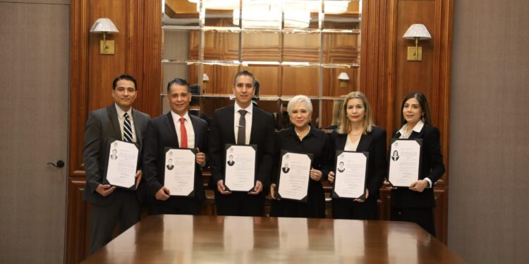 Entrega gobernador de Tamaulipas Fiat a seis notarios públicos acreditados