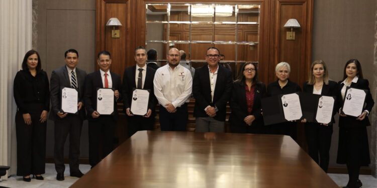 Entrega gobernador de Tamaulipas Fiat a seis notarios públicos acreditados