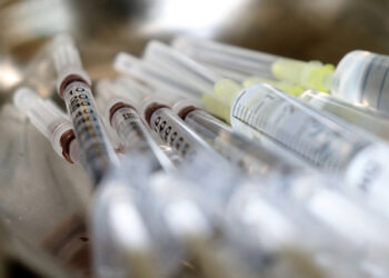 Cofepris aprueba vacuna de GSK contra Virus Sincicial Respiratorio