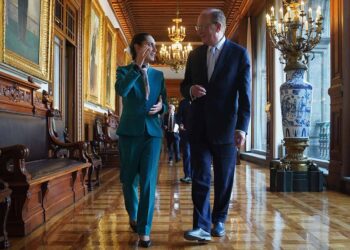 Claudia Sheinbaum charla con el inversionista Larry Fink sobre T-MEC