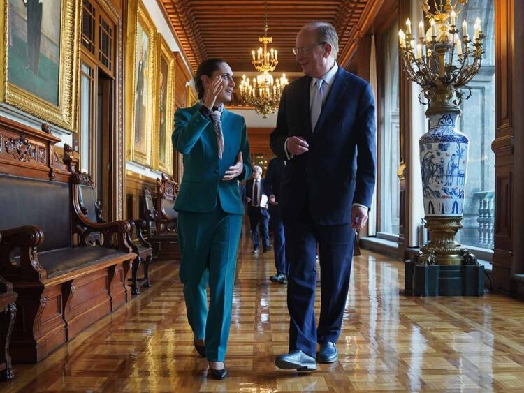 Claudia Sheinbaum charla con el inversionista Larry Fink sobre T-MEC