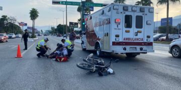 Pareja herida al ser embestida su motocicleta por auto el boulevard Tamaulipas