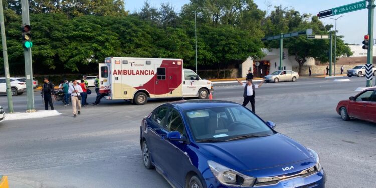 Pareja herida al ser embestida su motocicleta por auto el boulevard Tamaulipas
