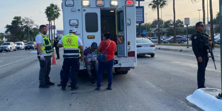 Pareja herida al ser embestida su motocicleta por auto el boulevard Tamaulipas