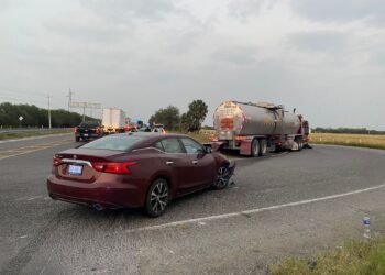 Dos heridos al estrellar auto contra tráiler-pipa en carretera Victoria-Matamoros
