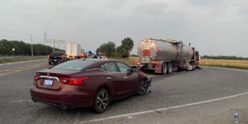 Dos heridos al estrellar auto contra tráiler-pipa en carretera Victoria-Matamoros