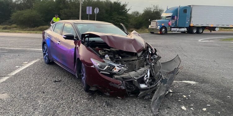Dos heridos al estrellar auto contra tráiler-pipa en carretera Victoria-Matamoros
