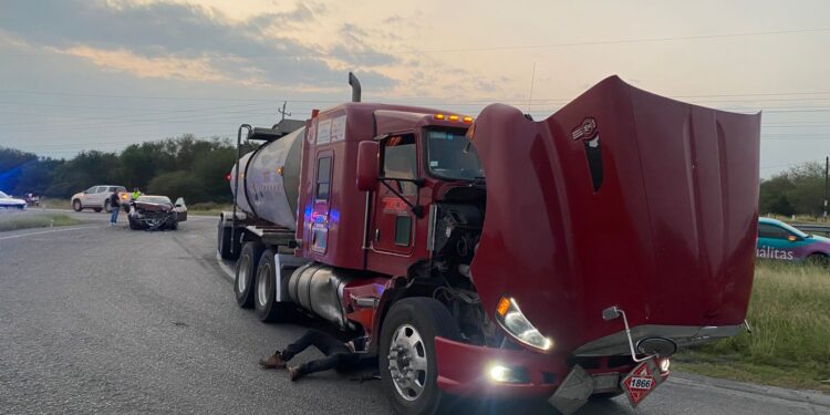 Dos heridos al estrellar auto contra tráiler-pipa en carretera Victoria-Matamoros