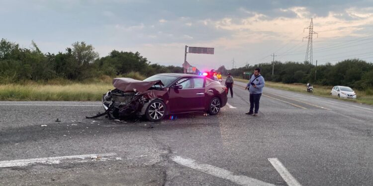 Dos heridos al estrellar auto contra tráiler-pipa en carretera Victoria-Matamoros