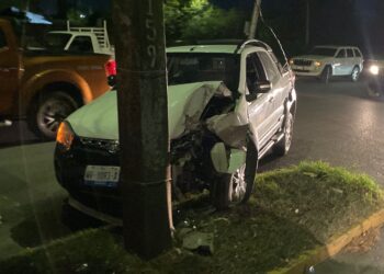 Anciano estrella camioneta contra un poste de alumbrado eléctrico
