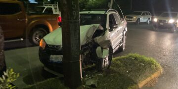 Anciano estrella camioneta contra un poste de alumbrado eléctrico