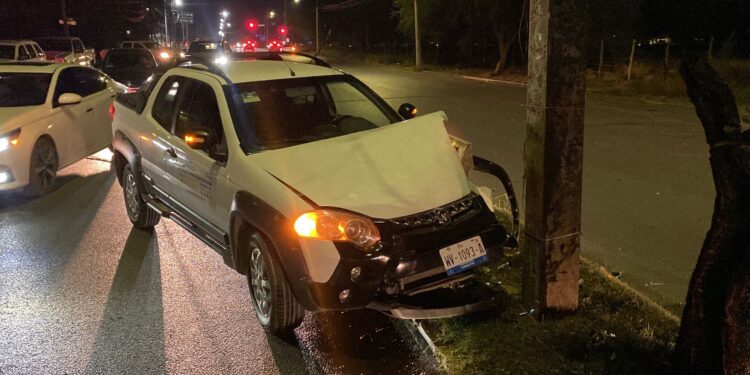 Anciano estrella camioneta contra un poste de alumbrado eléctrico
