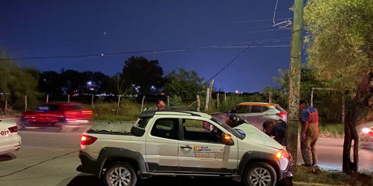 Anciano estrella camioneta contra un poste de alumbrado eléctrico