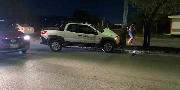 Anciano estrella camioneta contra un poste de alumbrado eléctrico