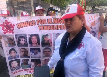 Colectivo de Desaparecidos en Tamaulipas colocan carteles en la Plaza Juárez de Victoria