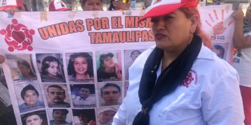 Colectivo de Desaparecidos en Tamaulipas colocan carteles en la Plaza Juárez de Victoria