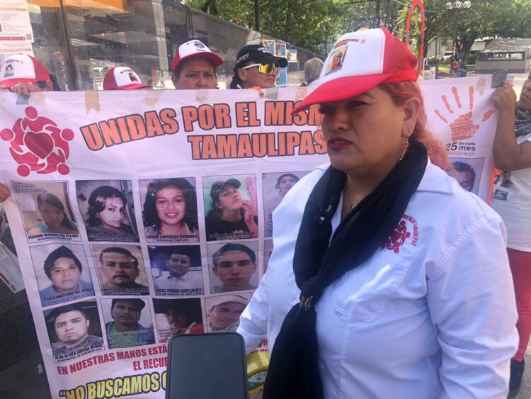 Colectivo de Desaparecidos en Tamaulipas colocan carteles en la Plaza Juárez de Victoria