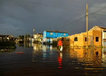 Sin tocar costa, Rafael sigue provocando lluvias fuertes en Campeche, Quintana Roo y Yucatán