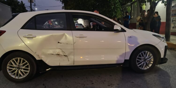 Choque con volcadura en el crucero del 10 y Aldama de Cd. Victoria