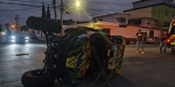 Choque con volcadura en el crucero del 10 y Aldama de Cd. Victoria